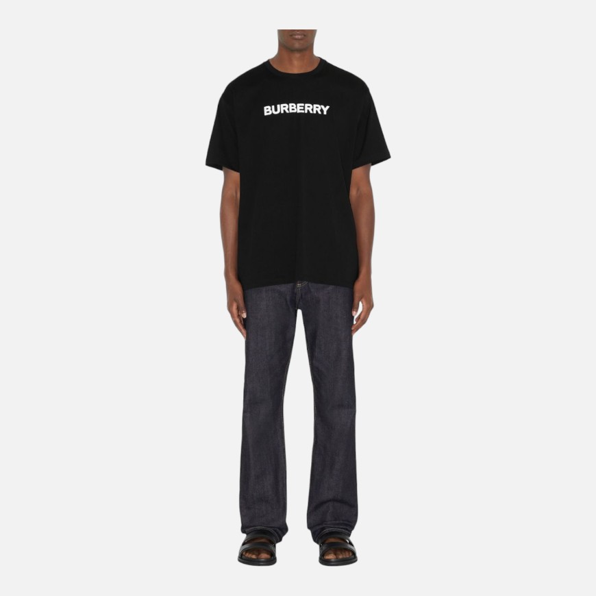 (남성) 버버리 24SS 블랙 레터링 로고 티셔츠 8084233 A1189